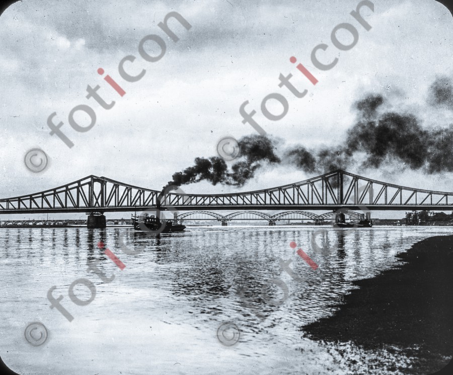 Die Neusser Brücke ; The Neusser bridge (foticon-simon-340-065-sw.jpg)